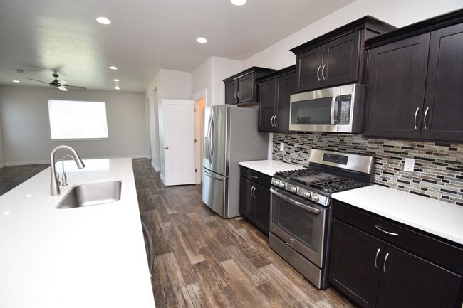 Building Photo - 4 Bed 3.5 Bath Sunny and Spacious South Jordan Corner-Lot Home with Views!