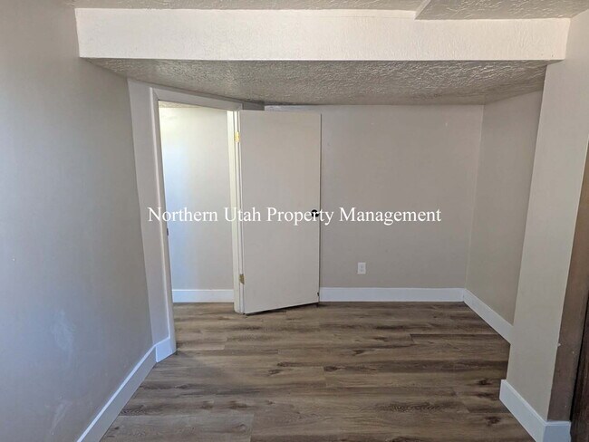 Building Photo - New Paint - 3 Bed 1 Bath