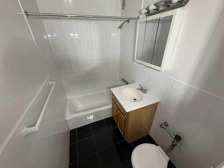 Building Photo - 83-33 118th St