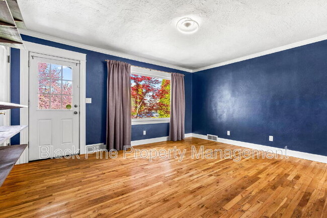 Building Photo - 221 W Elm St