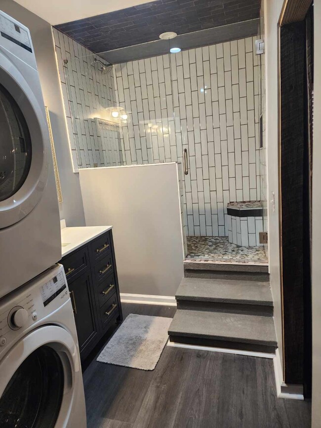 Walk-in shower w/laundry. - 22 Ash Way NE