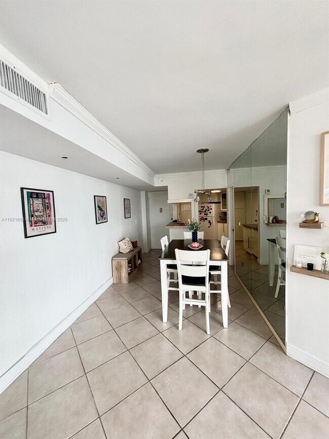 Building Photo - 999 Brickell Bay Dr