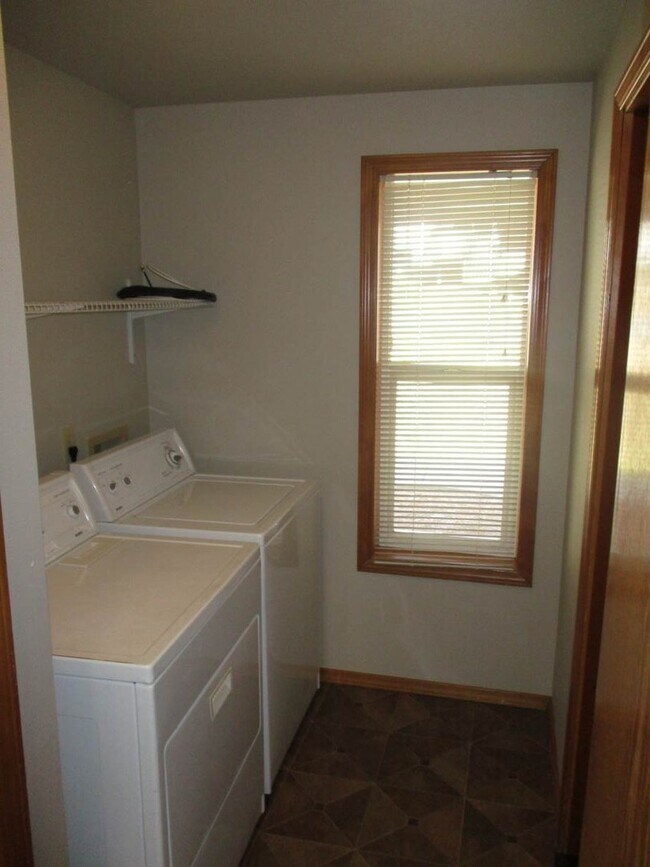 Building Photo - 2 bedroom 2 bath single story Duplex