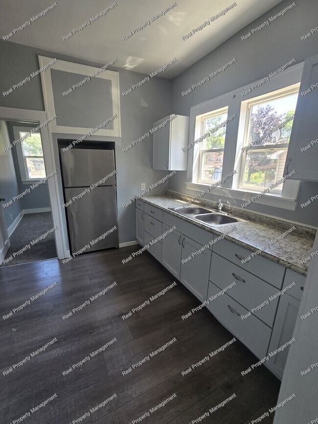 Building Photo - Two Bedroom Main Floor Apartment