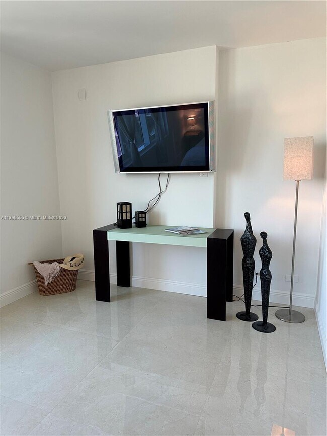 Building Photo - 2301 Collins Ave