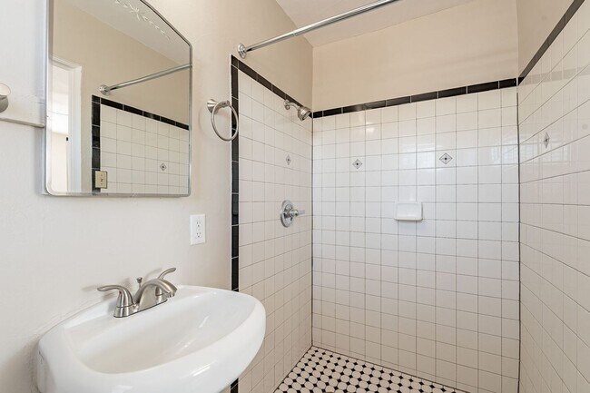 Building Photo - 305-315 N Highland Ave