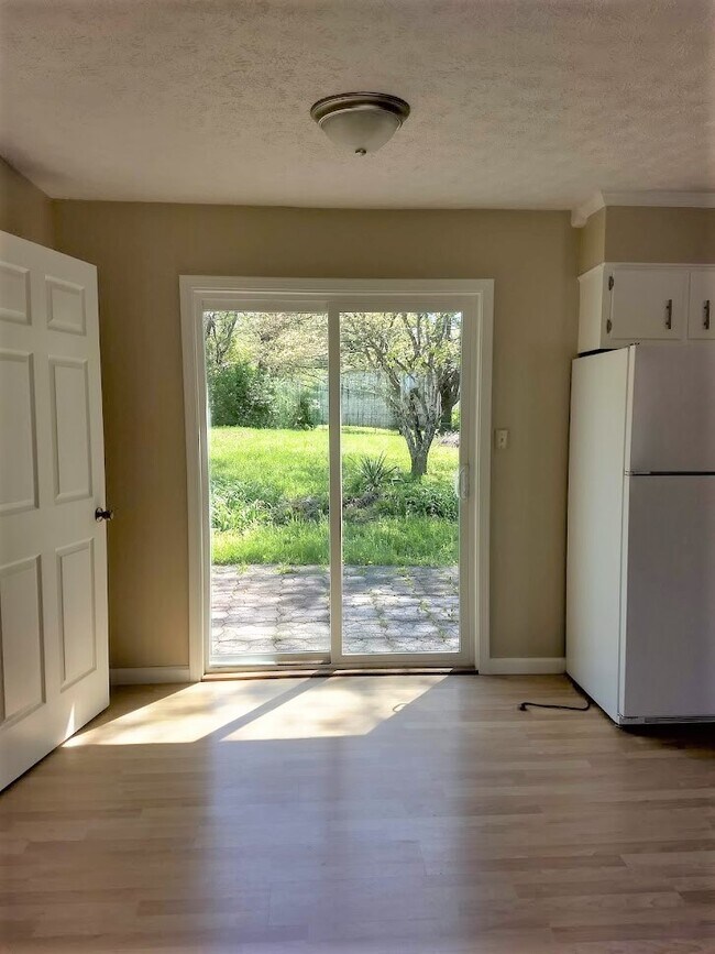 Building Photo - 137 Prentice St