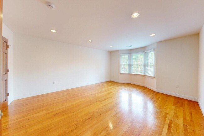 Building Photo - 270 Waterman St