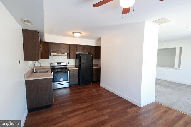 Building Photo - 8 Fanelli Ln