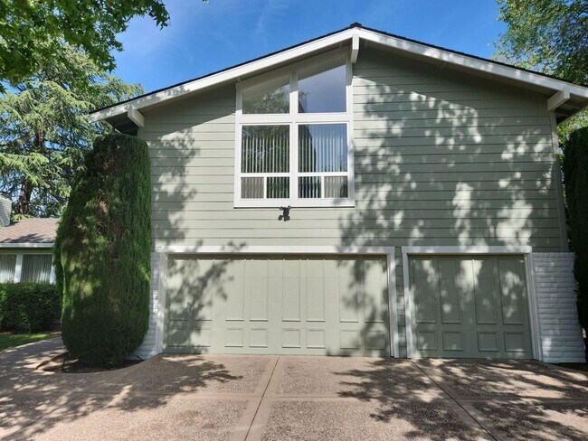 Building Photo - Large Single Family Home with Stunning Vie...