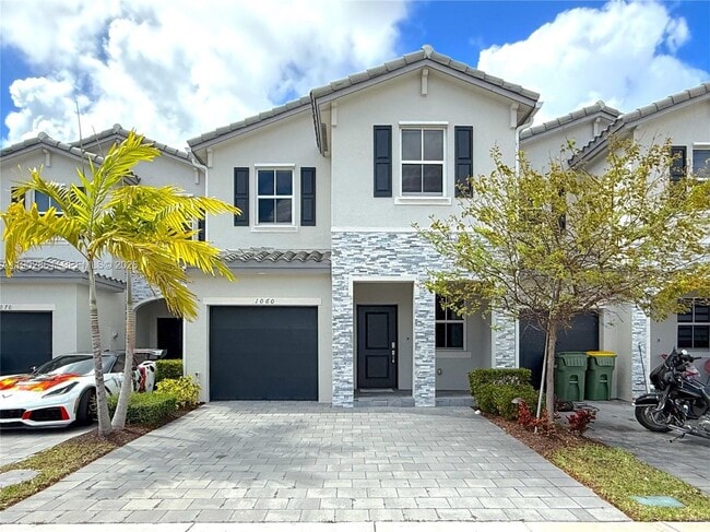 Building Photo - 1060 SE 26th Ter