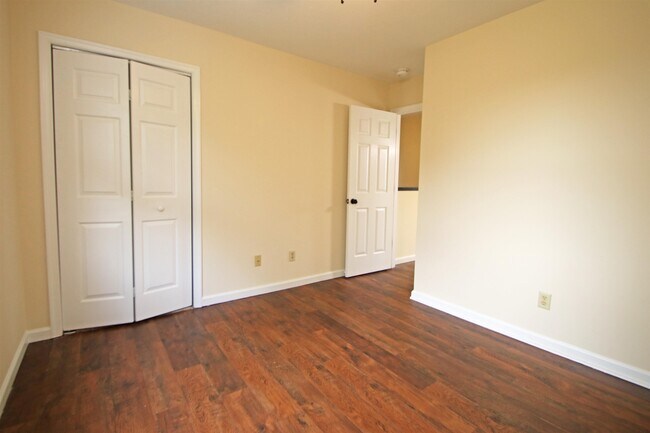 Building Photo - 1345 Goldfinch Dr