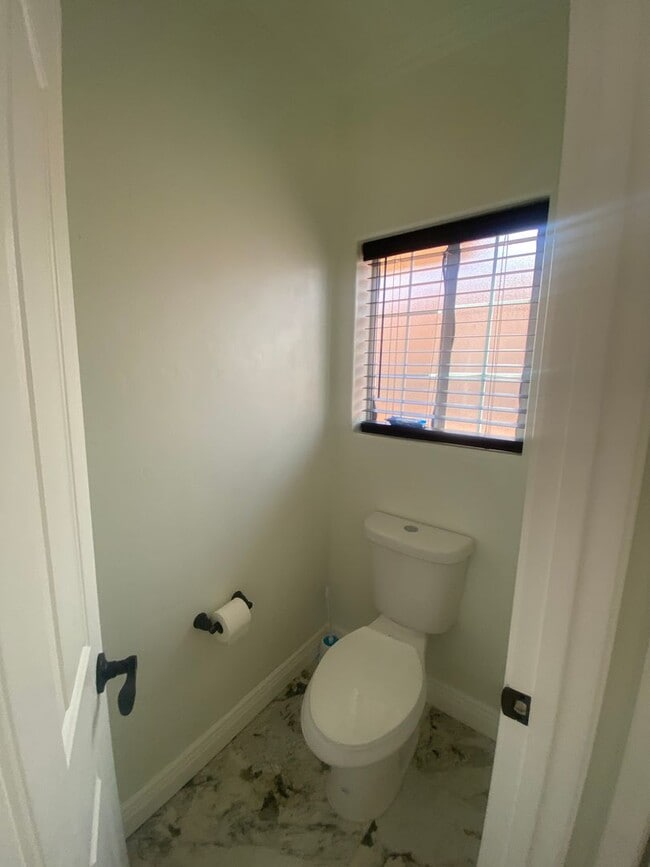 Building Photo - Fully Furnished 3 Bedroom Rental on the Go...