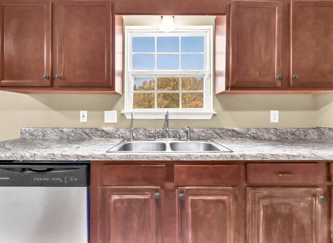 Building Photo - Amazing 3 bedroom 2 bathroom close to Fort...