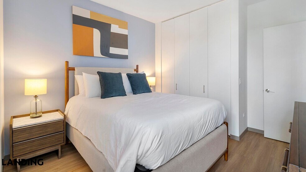 Building Photo - 513 S Damen Ave