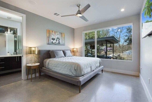 Building Photo - 1802 W 10th St