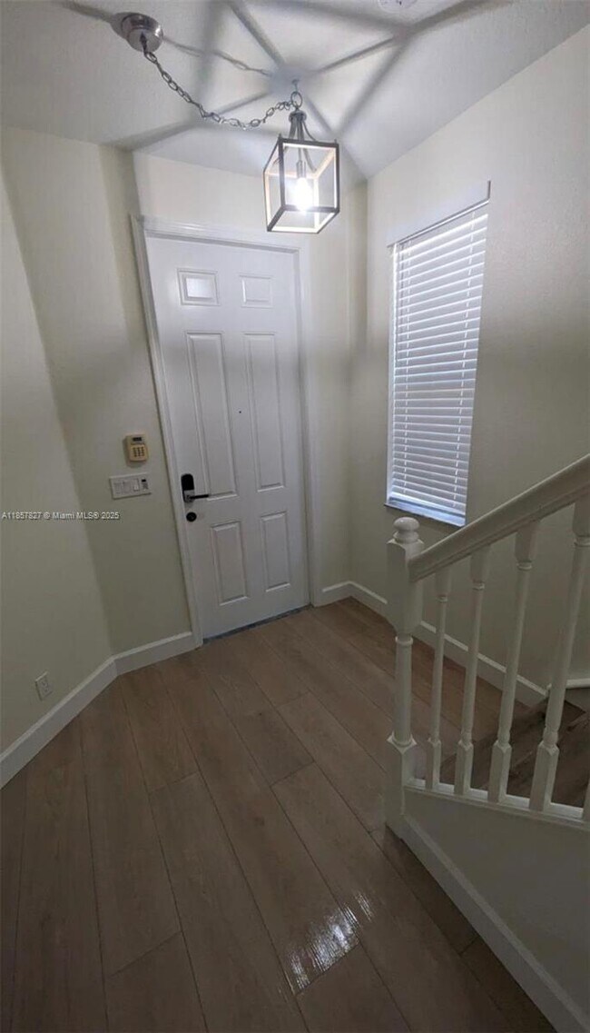 Building Photo - 642 Castle Dr