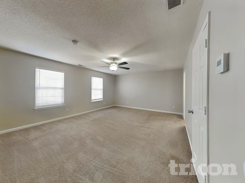 Building Photo - 2000 Farm Hill Ct