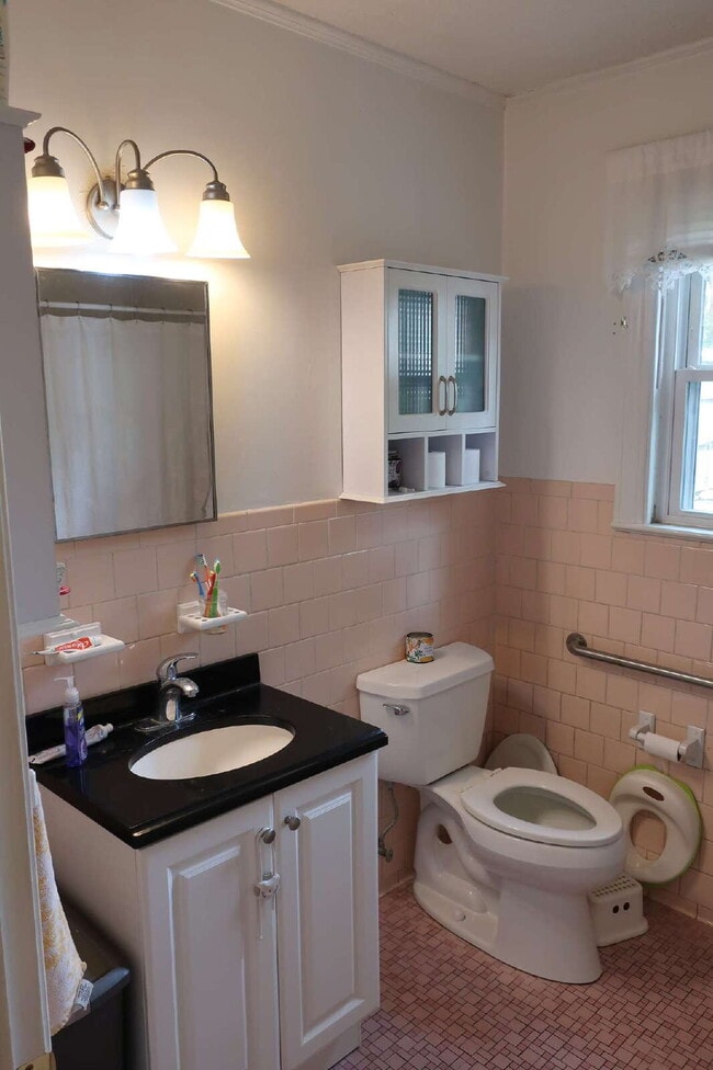 Building Photo - Minutes from Savannah, shops and restaurants