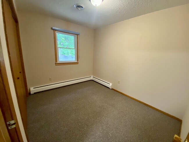 Building Photo - Nice 3 Bedroom house on the river front in Hudson