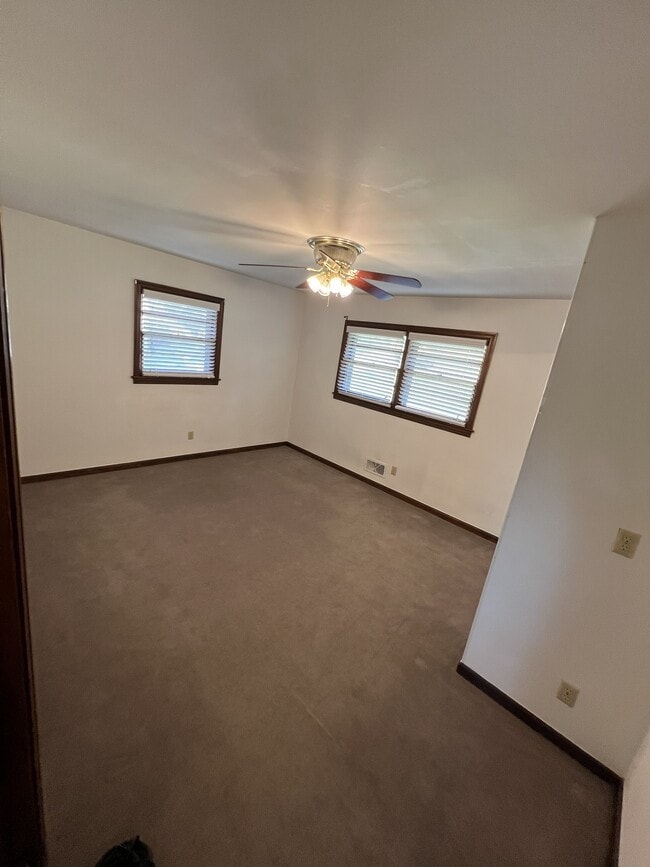 Building Photo - 3820 Orchard Rd SE