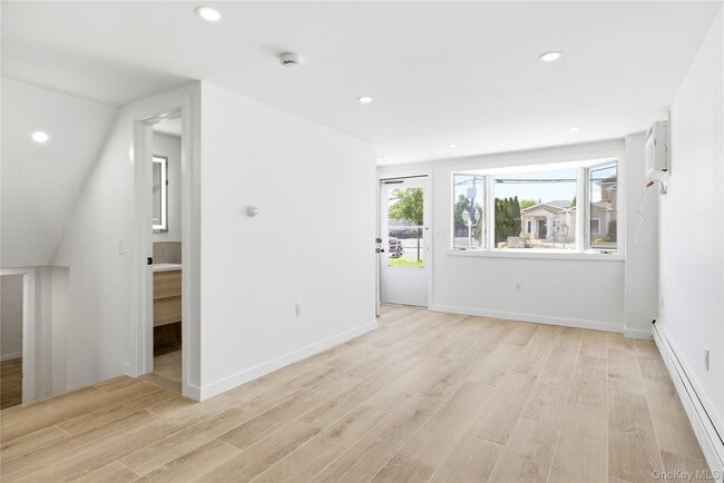 Building Photo - 561 Woodbury Rd