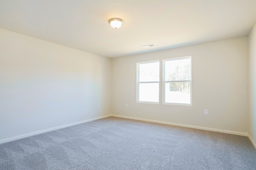 Building Photo - 684 Savanac St SE