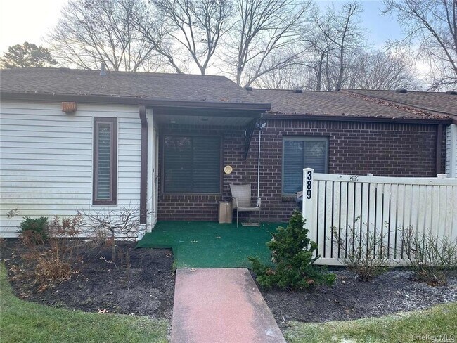 Building Photo - 389 Clubhouse Ct