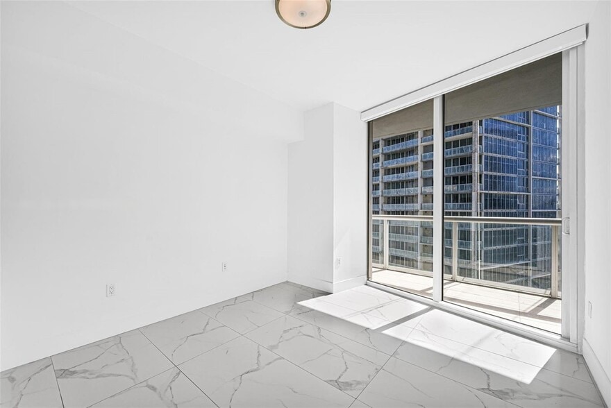 Building Photo - 475 Brickell Ave