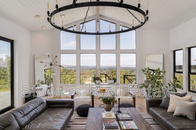 Building Photo - 357 La Casa Via