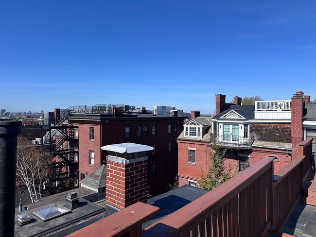 Building Photo - 64 Chestnut St