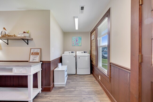 Washer/dryer - 1618 Perrin Dr