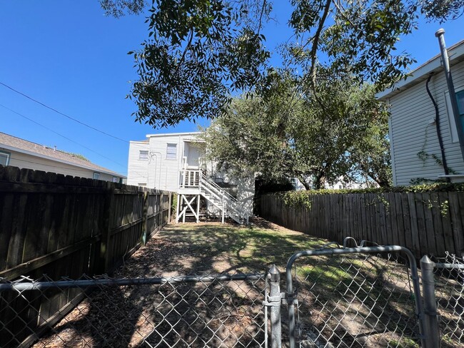 Building Photo - Three bedroom Upstairs Duplex