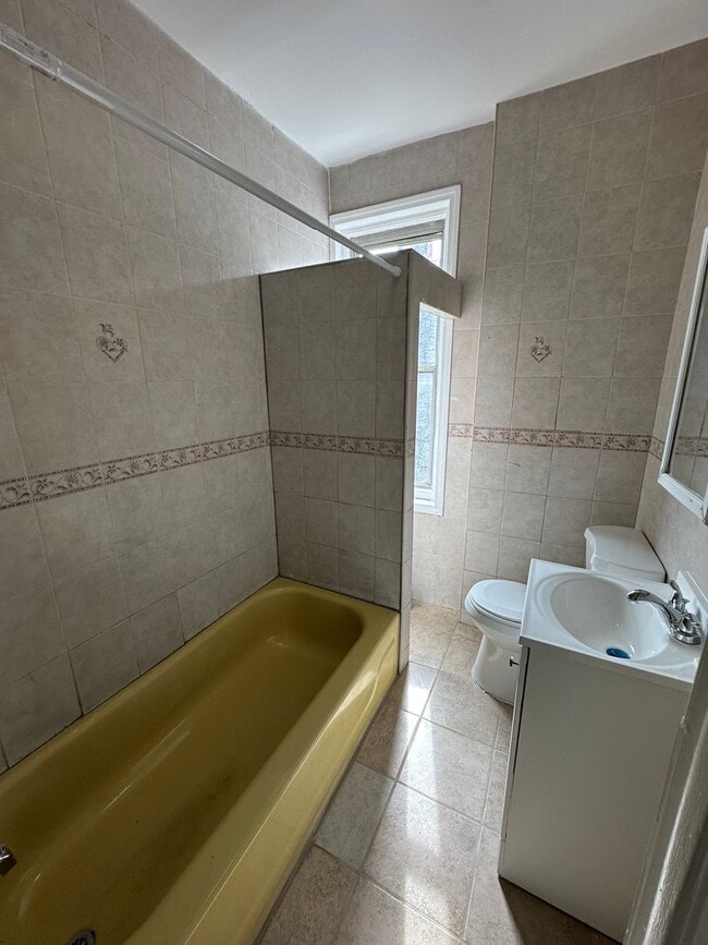 Building Photo - 3 Bed, 1 Bath townhome
