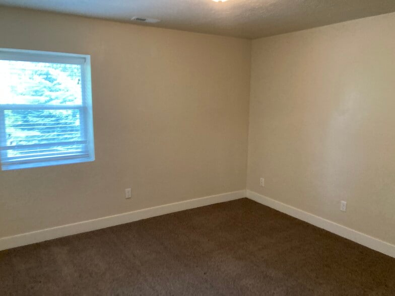 Building Photo - 215 E 100 N