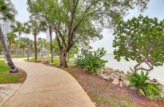 Building Photo - 1750 N Bayshore Dr