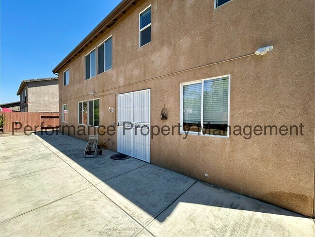 Building Photo - Stunning 5 Bed/3 Bath NW Bakersfield Home ...