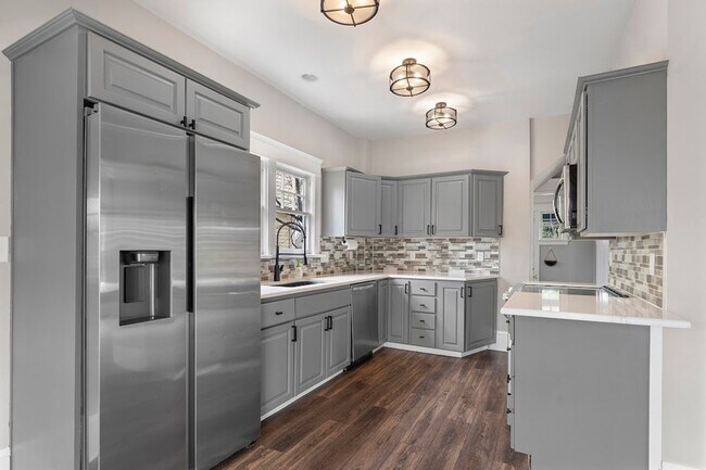 Building Photo - Stunning Craftsmen Beauty 3/1.5  bath 2000 sf! -ALBERTA/CONCORDIA