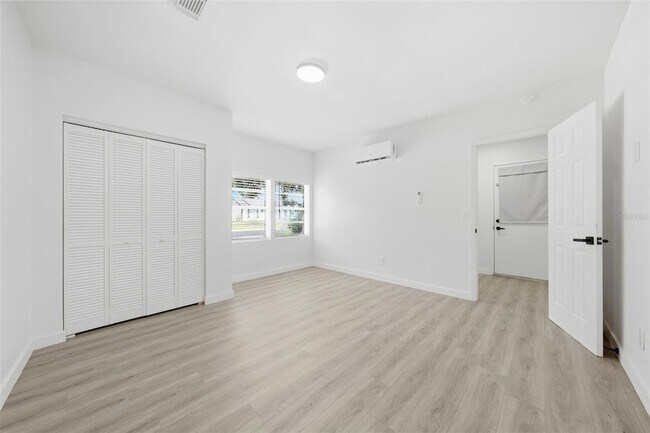 Building Photo - 515 Floral Dr