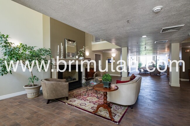 Building Photo - 3075 E Kennedy Dr