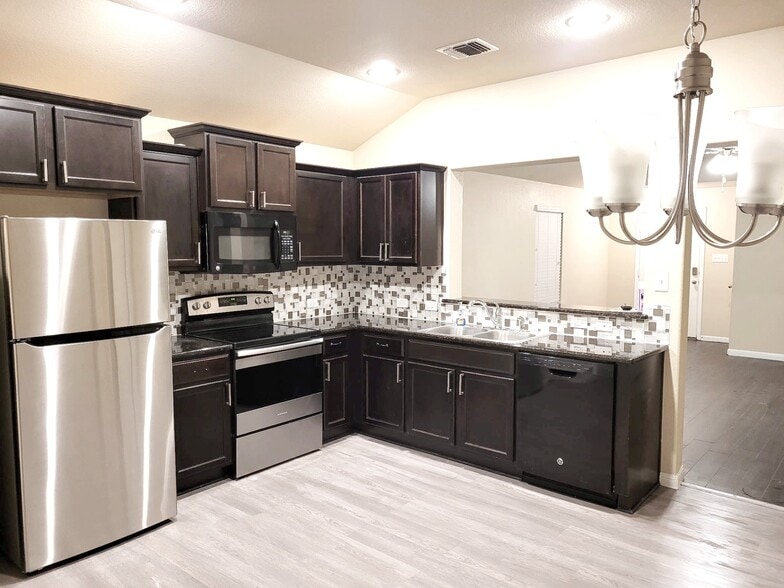 Building Photo - 103 Frio River Trl