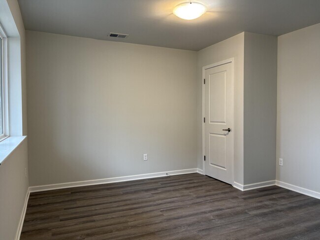 Building Photo - 4875 Ludlow Ln