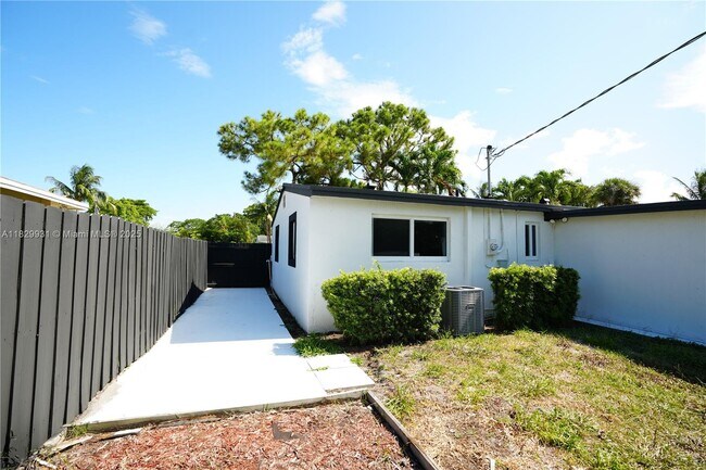 Building Photo - 2573 Conroy Dr