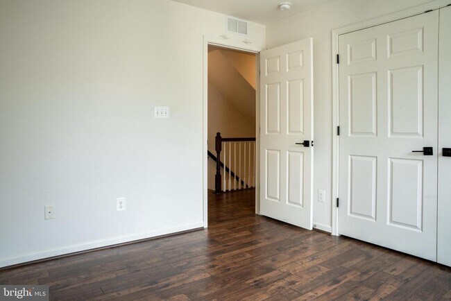 Building Photo - 42243 Canary Grass Square