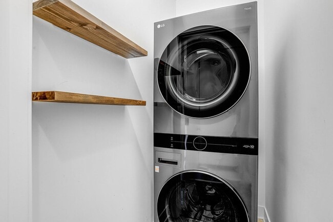 Building Photo - Spacious 4-level Home| 3 bedrooms + Garage parking!