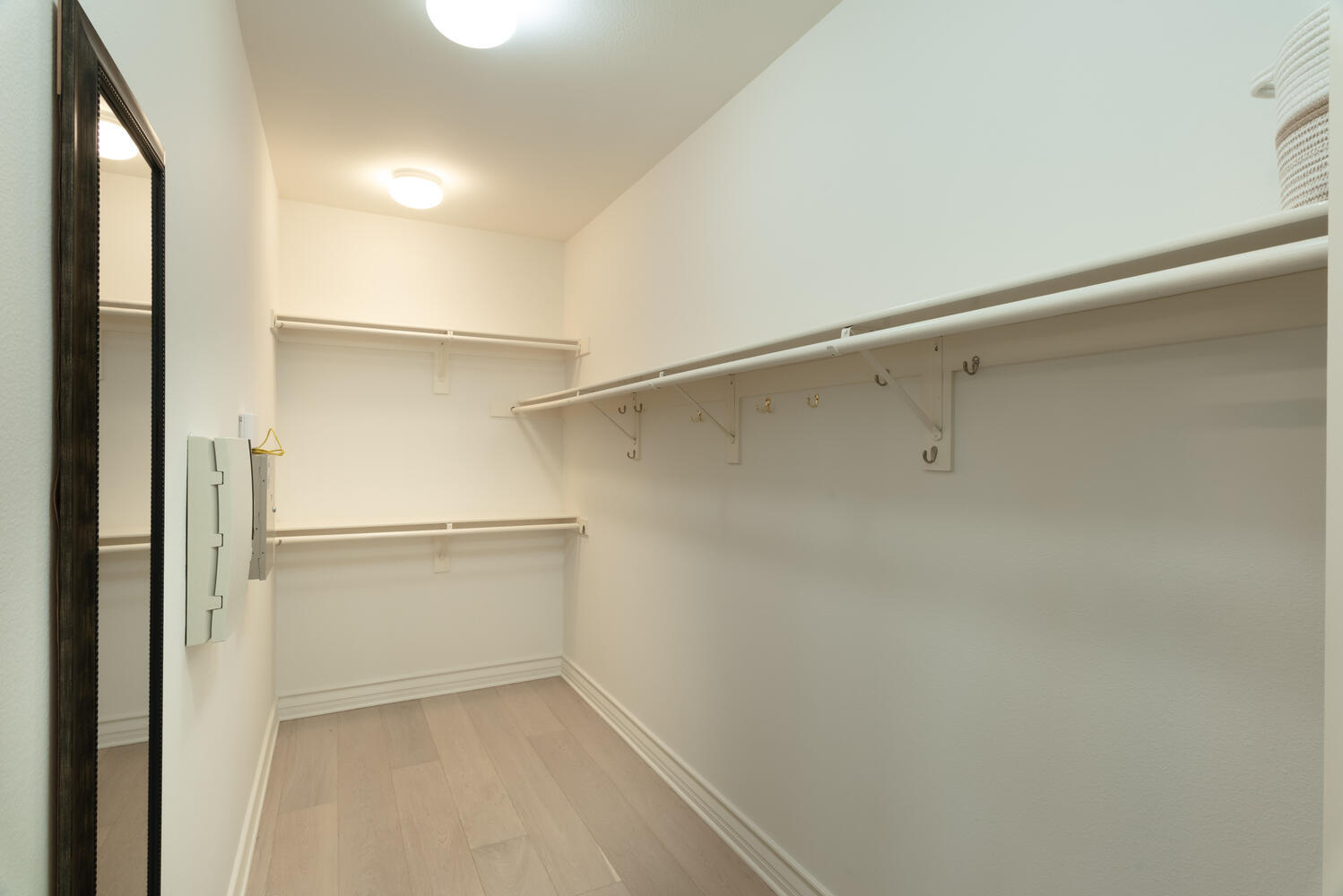Building Photo - 409 N Cedros Ave