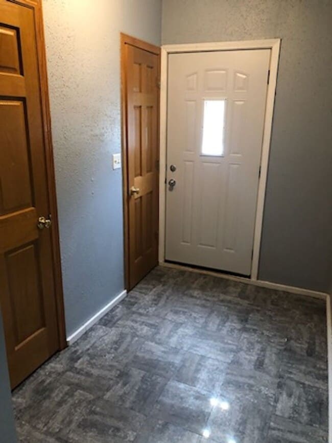 Building Photo - Upper Unit of Duplex