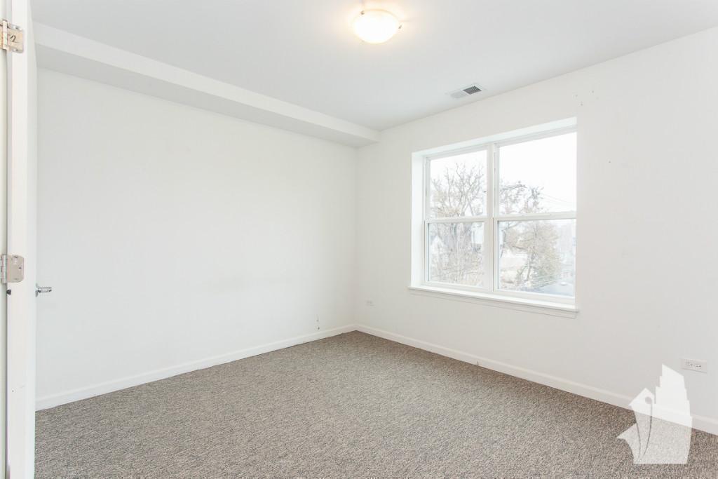 Building Photo - 1540 W Glenlake Ave