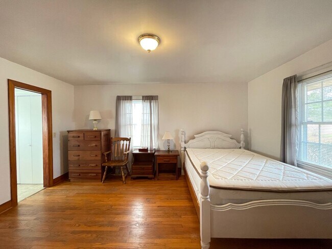 Building Photo - Furnished Inclusive Rental