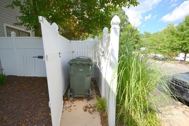Building Photo - 7223 Sandy Creek Dr
